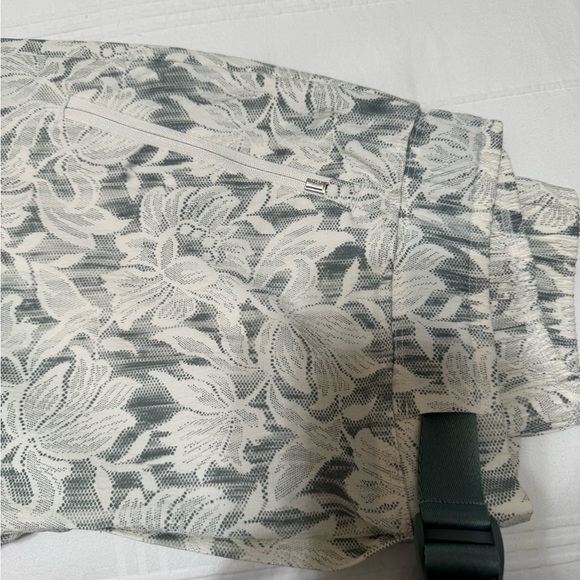 Athleta cargo pants/shorts/capris. Like new size 2 - Picture 4 of 10